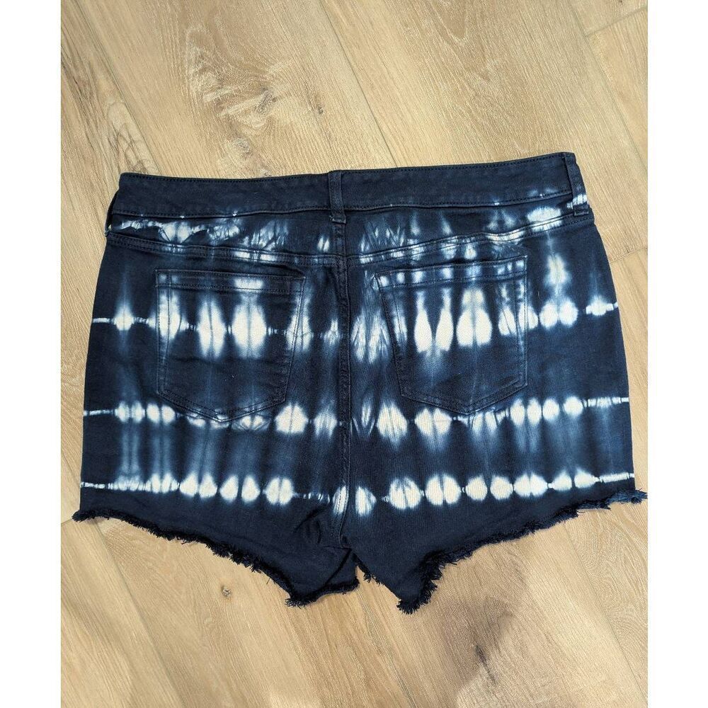 Sz 18 Torrid Tie Dye Denim Cutoff Jean Shorts - Picture 2 of 6